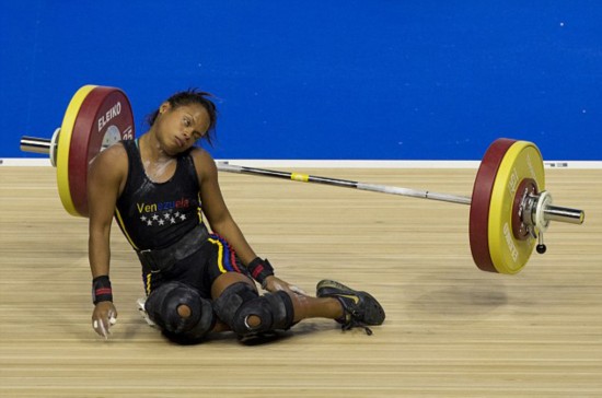 险!委内瑞拉举重女选手挺举摔倒仍获得银牌(高