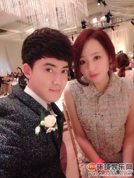 婚礼当天,"金锁"孙耀琦在微博晒出和李佳航,张睿的合影,并送上祝福:"
