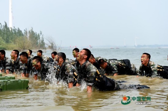 解放军侦察兵魔鬼训练:生吃蛇肉 水中搏杀(高清