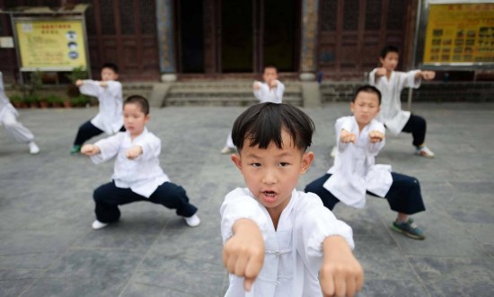 武汉小道士高温下练武术 萌态惹人(高清组图)