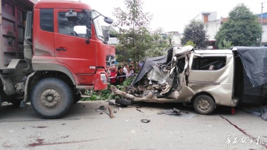 绵竹大货车撞面包车致8死 肇事司机被批捕