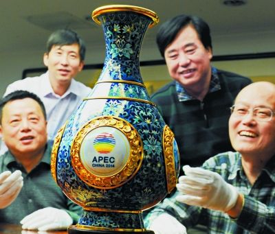 《四海升平》景泰蓝赏瓶由中国七位国家级、北京市工艺美术大师联手创作,以藏于北京故宫博物院的霁红釉玉壶春瓶为原型,实现了传统和创新的融合。