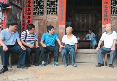 贵州岑巩县分级遍访贫困村和贫困户