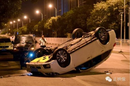 涉嫌酒驾 银川斯巴鲁半夜失控侧翻