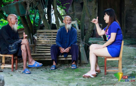 漓江上的中国式老人模特:撒网 撑竹排 学外语