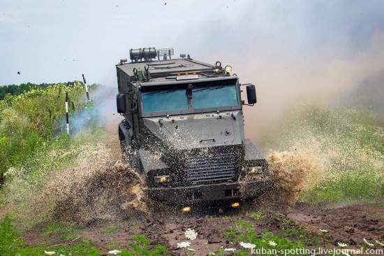 俄特种部队暴力测试新型越野车