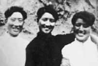 1941年6月攝於河北省唐縣白求恩學校。（左起：大姐李劍鳴、三妹李玉芝、二姐李佩卿）