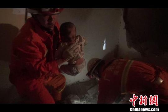 深圳环卫车撞塌路边民房一家6人及司机被埋压