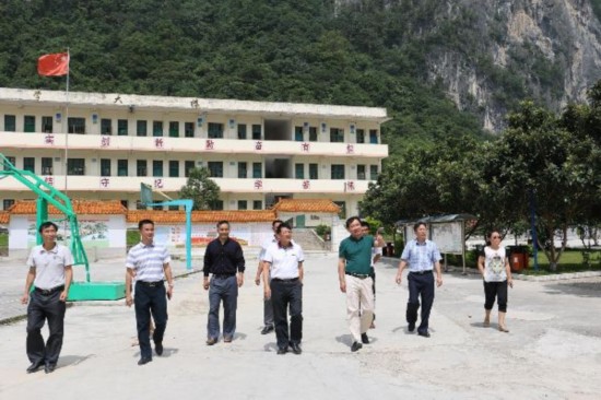 市领导到田林检查指导讲习所创建工作 韦正业