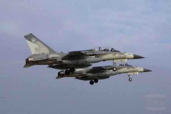 台湾IDF战机挂载新型子母弹亮相 能万箭齐发