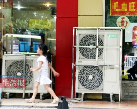 空调外机坐地吹出隐患 安装方法不对容易漏电