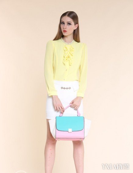 白色半身包臀裙搭配什么颜色得包包好看 百搭