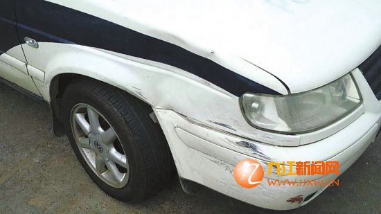 江长虹大道上演速度与激情 男子驾车与警车追