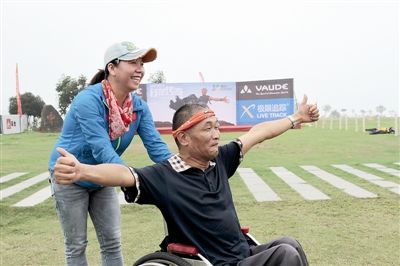 坐轮椅的残疾人飞起来了