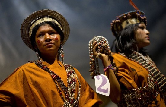亚马逊部落女孩盛装打扮角逐秘鲁雨林小姐(