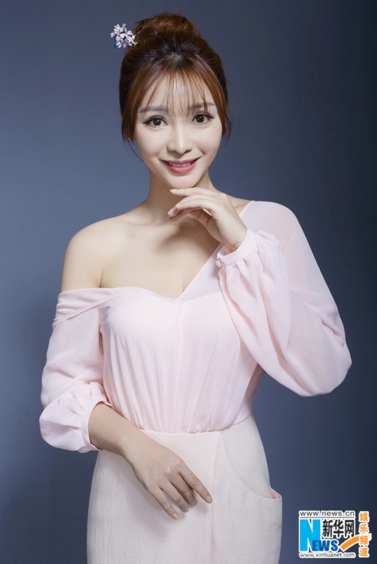 柳岩《奇葩说》头顶两只鸟 小露香肩瞪眼卖萌