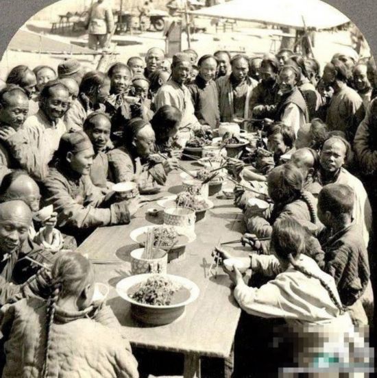 老照片:在孔圣人画像前抽大烟的清朝贵妇