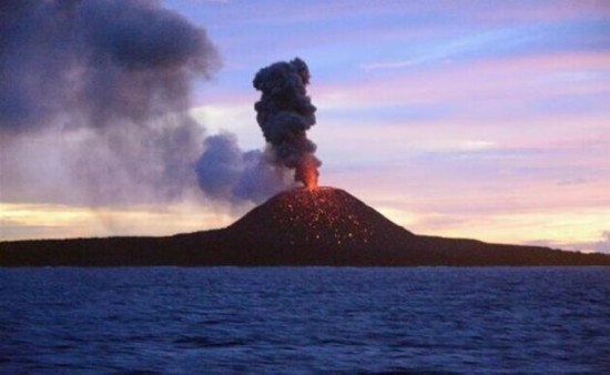 日本海上保安厅对小笠原群岛西之岛周边地区火山喷发之后尝试海底