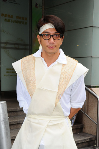 吴卓羲穿孝服办理父亲丧事暂停与无线续约事宜
