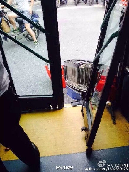 鸟叔杭州出车祸 劳斯莱斯座驾撞公交车 维修要