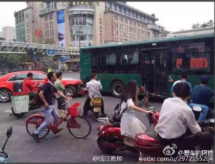 鸟叔 PSY在杭州出车祸 劳斯莱斯座驾撞上公交