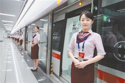 南昌地铁站务员首亮相