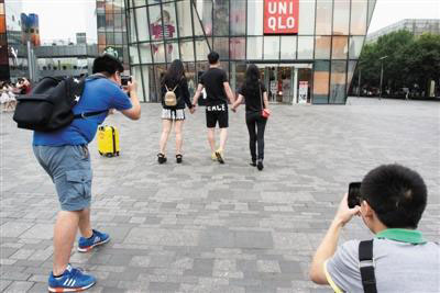 优衣库不雅视频男女主角被警方带走 律师:传播