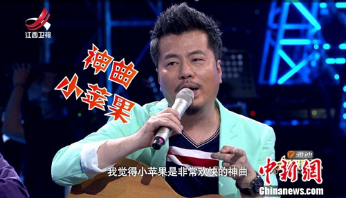 伦<em>弹唱</em>另类 小苹果 自曝年少学<em>吉他</em>为追<em>女孩</em>--
