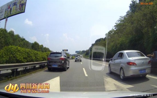 达州高速路两轿车很任性 并排停路中间疑扯皮