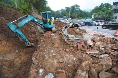 香山公园停车场墙倒砸车