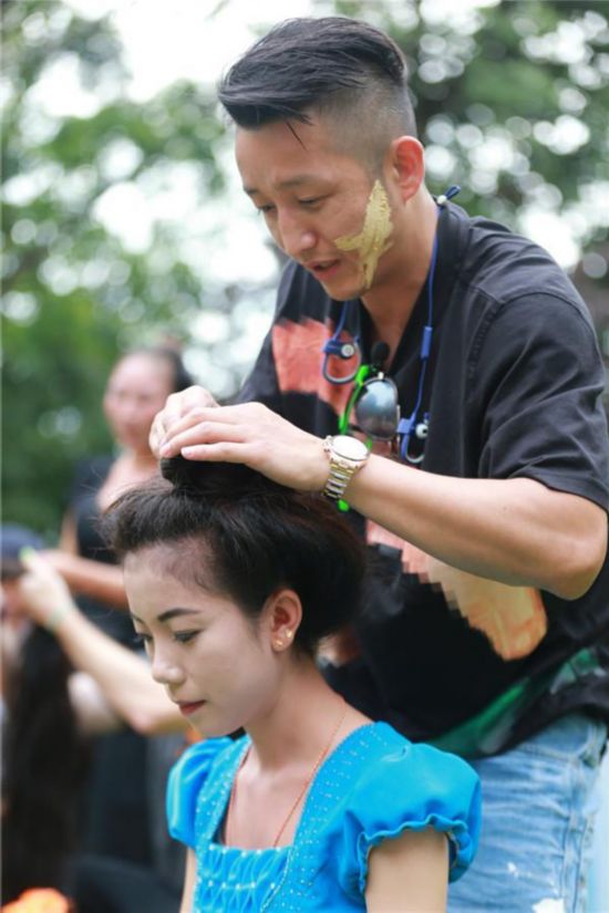 《<em>爸爸</em>3》<em>老爸</em>们为当地村民<em>盘</em>特色<em>头发</em> 争优先