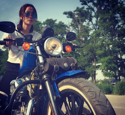 王珞丹骑哈雷机车耍帅:蓝盆友送我去上班(图)