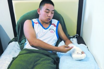 19岁消防员为救车祸司机被切断4指