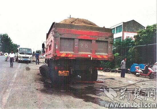 货车轮胎爆炸致修车人遇难 老师傅修了20年车