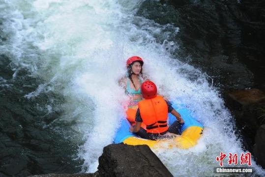 湖南现比基尼护漂队:美女穿泳衣陪游客漂流