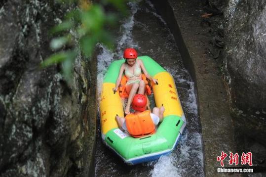 湖南现比基尼护漂队:美女穿泳衣陪游客漂流