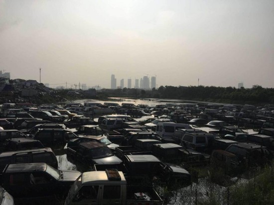 浙江义乌遭暴雨袭击 废弃车被水浸泡(图)