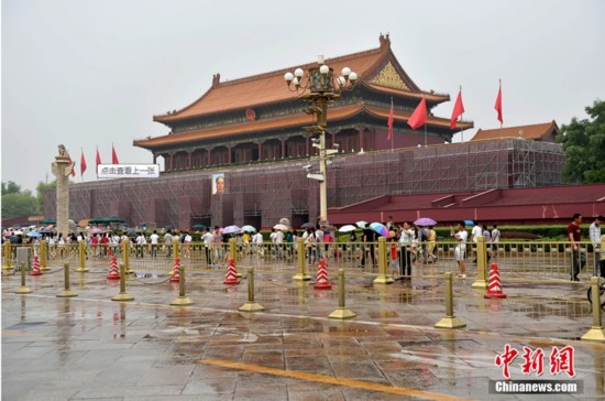 北京天安门为迎阅兵提前粉刷修缮(图)