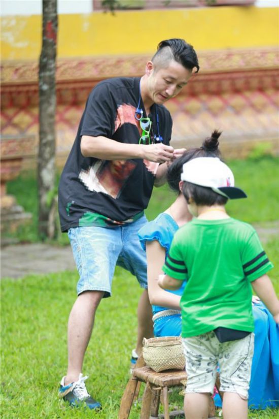 《<em>爸爸</em>3》<em>老爸</em>们为当地村民盘特色<em>头发</em> 争优先