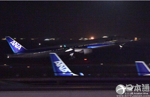 据日本媒体报道,全日本航空运输公司(All Nippon Airways Co.,简称全日空)今年首班ANA GALAXY FLIGHT客机日前从东京羽田机场出发,搭载493名乘客飞往那霸机场。 GALAXY FLIGHT是全日空2014年在深夜利用客机在羽田和那霸间运送货物的同时搭载了乘客,以应对夏季客运高峰。由于运送货物,托运行李有所限制,而供旅客坐的座位也少于普通航班。 今年的GALAXY FLIGHT则采用专用的客机,座位数也是去年的约2.