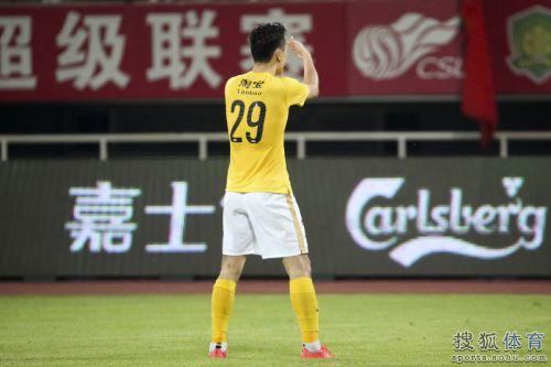 郜林扔鞋砸球迷 网友支持净化看台:足球不仅仅