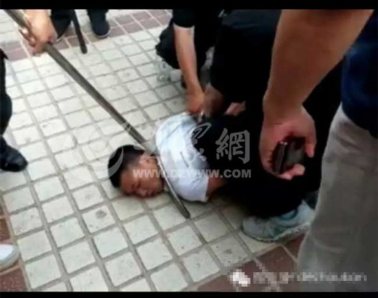 吸毒男驱内衣女游街_性感内衣女(3)