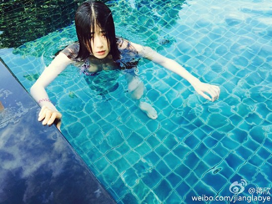蒋欣穿泳装秀好身材 自黑:出水芙蓉都是骗人(图