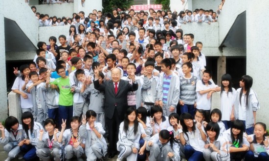 陈伟南:赤子情怀,烛照万家