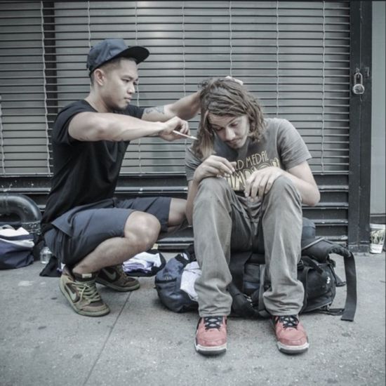 亚裔发型师做好事 流浪汉变帅哥似明星(图)