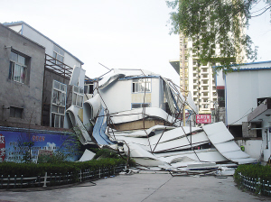 兰州安宁:狂风掀起彩钢房砸向校门 所幸学校放