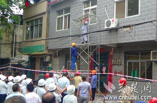 武昌6栋私房强行违建 执法人员强拆510余平米