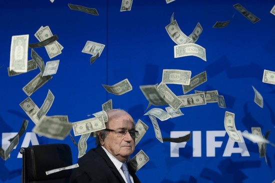 布拉特新闻发布会遭抗议者撒钱