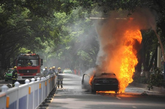 男子疑他人跟踪烧砸车辆 持斧追砍车主