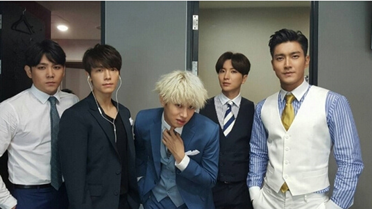 superjunior崔始源绅士金希澈银发抢镜 盘点sm家族有爱合照(组图)